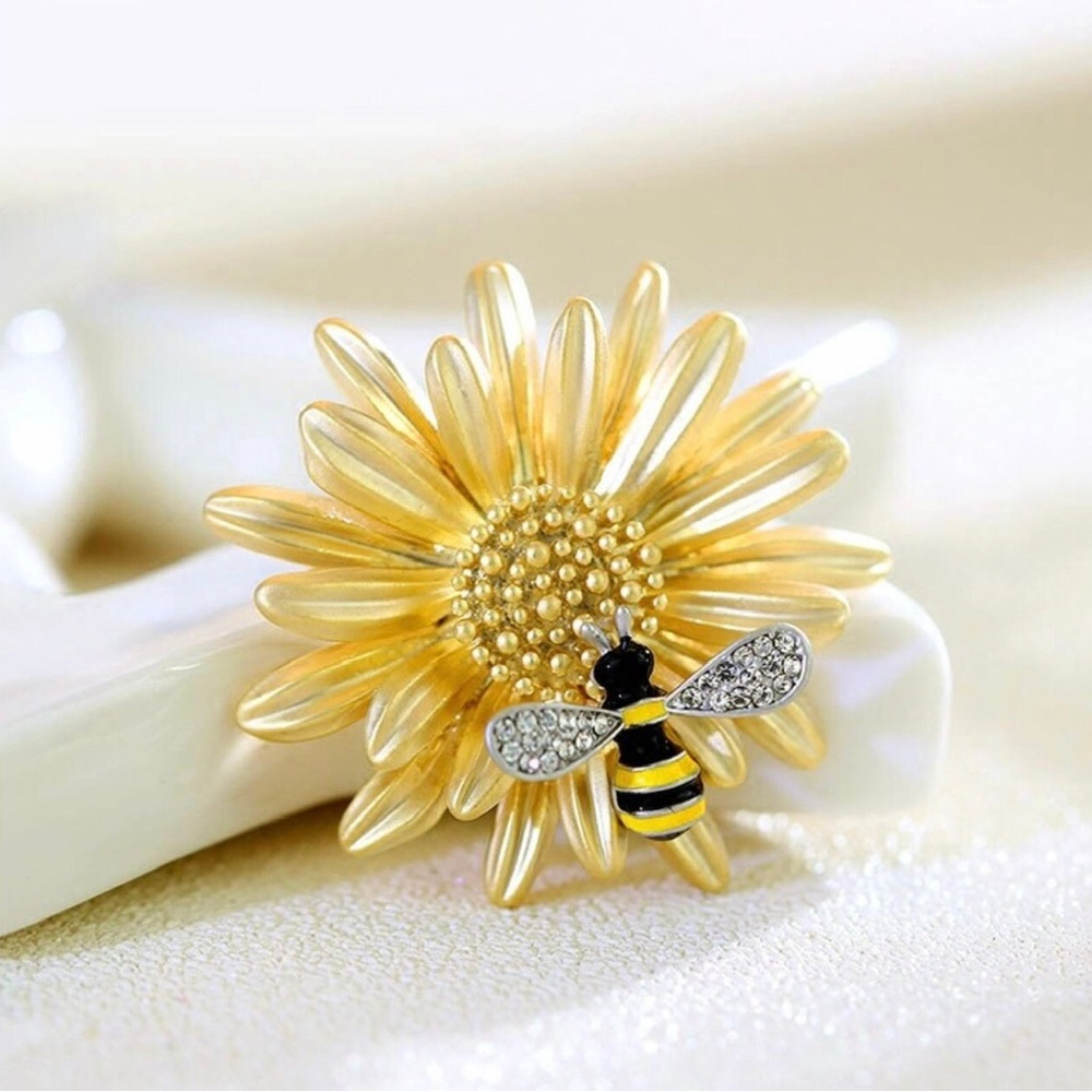 Little Daisy Bee Brooch Insect Pin 2 Color Fashion Girl Knitwear Casual Wear
